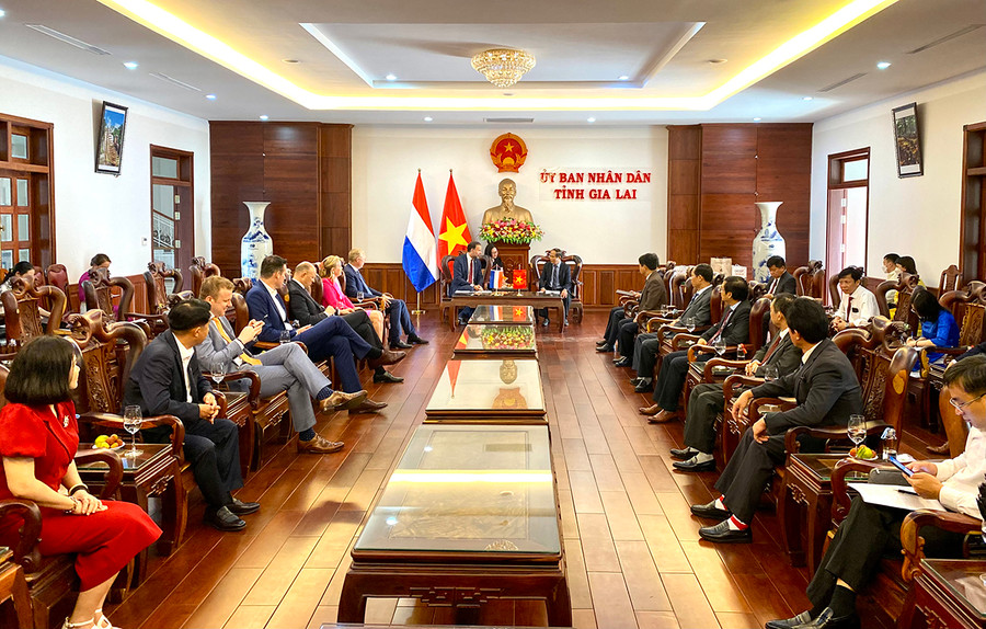 Quang cảnh buổi làm việc tại trụ sở UBND tỉnh. Ảnh: Hà Duy Đồng chí Võ Ngọc Thành-Chủ tịch UBND tỉnh làm việc với Đoàn Tổng Lãnh sự quán Vương quốc Hà Lan tại TP. HCM về Dự án Khu chăn nuôi ứng dụng công nghệ cao DHN Gia Lai.