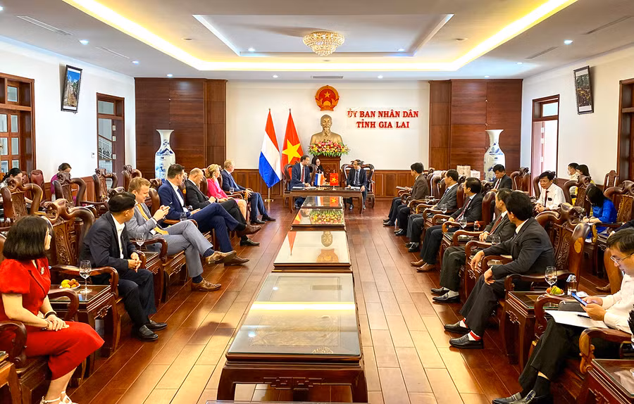 Đồng chí Võ Ngọc Thành-Chủ tịch UBND tỉnh làm việc với Đoàn Tổng Lãnh sự quán Vương quốc Hà Lan tại TP. HCM về Dự án Khu chăn nuôi ứng dụng công nghệ cao DHN Gia Lai.