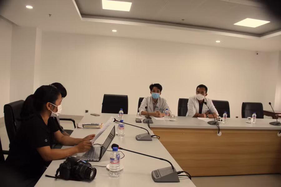 Lãnh đạo BV Đại học Y Dược Buôn Ma Thuột cung cấp thông tin cho một số cơ quan báo chí. Ảnh: Hoàng Bình