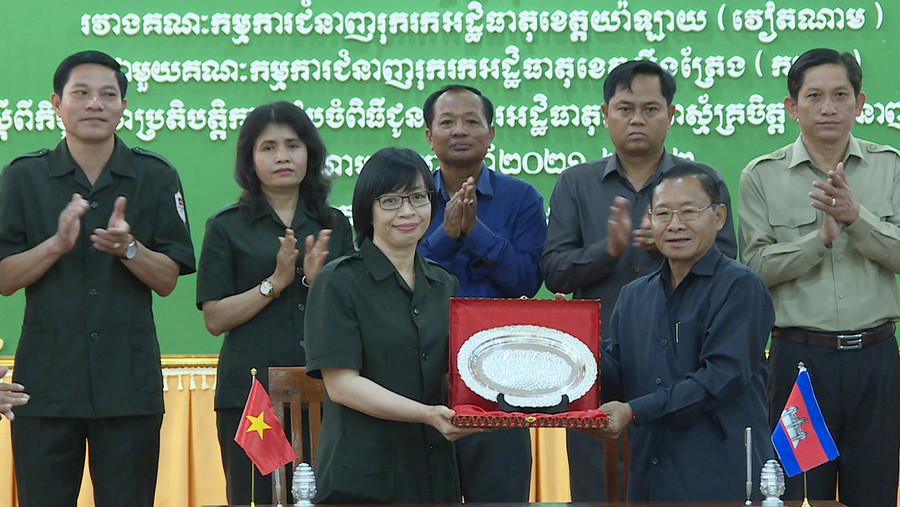 Đại diện lãnh đạo tỉnh Stung Treng (bên phải) tặng quà lãnh đạo tỉnh Gia Lai. Ảnh: Đoàn Bình Lãnh đạo tỉnh Stung Treng ( bên phải) tặng quà lãnh đạo tỉnh Gia Lai (bên trái). Ảnh: Đoàn Bình