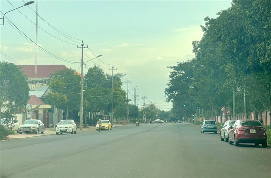 Đường Tôn Đức Thắng vừa được đầu tư làm mới nhưng không phân chia làn đường. Ảnh: Phan Tuấn Đường Tôn Đức Thắng vừa được đầu tư làm mới nhưng không phân chia làn đường. Ảnh: Phan Tuấn