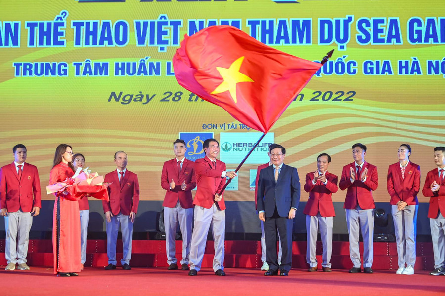 Trưởng đoàn Trần Đức Phấn sẽ dự lễ thượng cờ vào ngày 11.5. Ngày 28.4 vừa qua, Phó Thủ tướng Phạm Bình Minh đã trao cờ cho đoàn thể thao Việt Nam. MINH TÚ