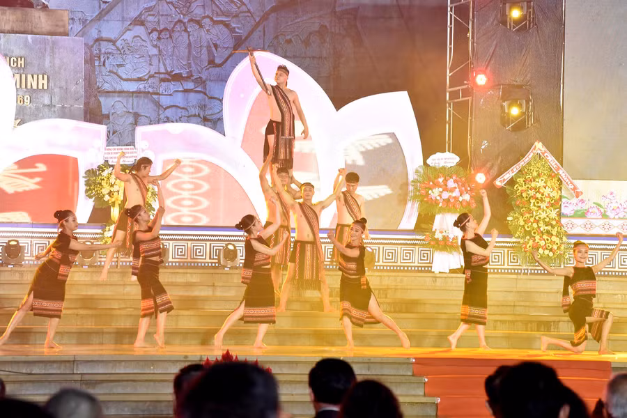 Các tiết mục văn nghệ Chào mừng lễ kỉ niệm. Ảnh: Đức Thụy
