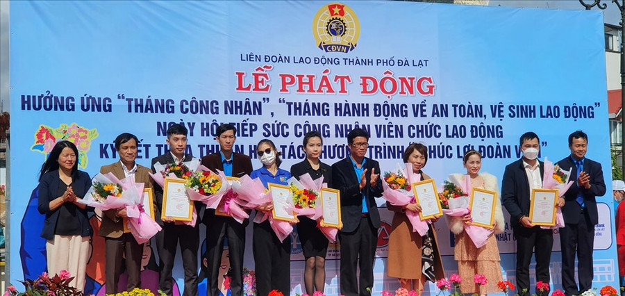 Lãnh đạo LĐLĐ tỉnh Lâm Đồng, UBND và LĐLĐ TP.Đà Lạt tri ân các đơn vị, doanh nghiệp đồng hành cùng "Ngày hội tiếp sức công nhân". Ảnh: LĐLĐ TP.Đà Lạt Lãnh đạo LĐLĐ tỉnh Lâm Đồng, UBND và LĐLĐ TP.Đà Lạt tri ân các đơn vị, doanh nghiệp đồng hành cùng
