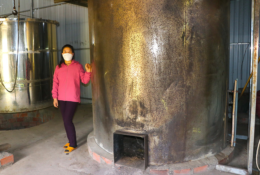 Chị Nguyễn Thị Thanh Hương (xã Tơ Tung, huyện Kbang) đầu tư hơn 400 triệu đồng xây dựng nhà xưởng và hệ thống nồi chiết xuất tinh dầu sả bằng hơi nước. Ảnh: Ngọc Minh Chị Nguyễn Thị Thanh Hương (xã Tơ Tung, huyện Kbang) đầu tư hơn 400 triệu đồng xây dựng nhà xưởng và hệ thống nồi chiết xuất tinh dầu sả bằng hơi nước. Ảnh: Ngọc Minh