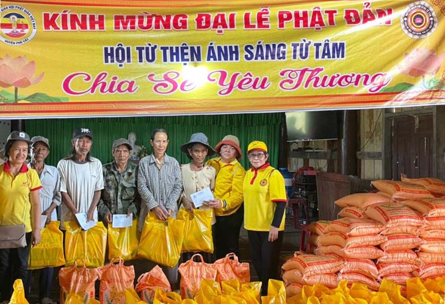 Đoàn Từ thiện tặng quà cho hội viên phụ nữ, người già neo đơn tại làng Đê Chơ Gang. Ảnh: Minh Vy