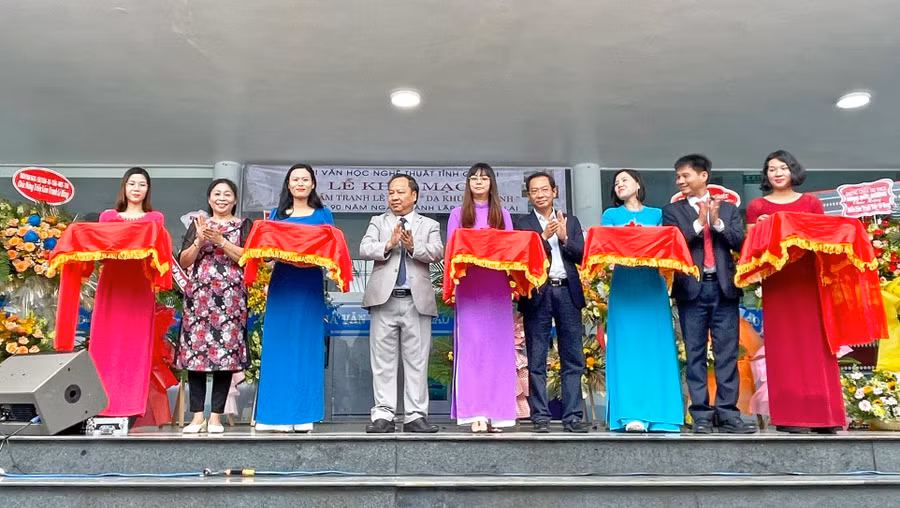 Các đại biểu cắt băng khánh thành lễ khai mạc