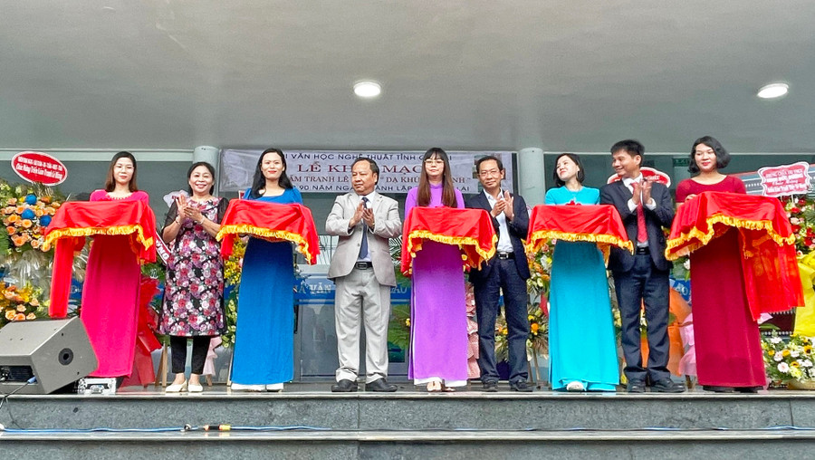 Các đại biểu cắt băng khánh thành lễ khai mạc