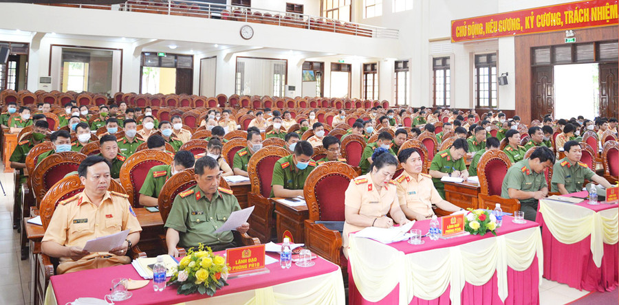 Các đại biểu tham gia hội nghị tập huấn nghiệp vụ đăng ký và quản lý phương tiện. Ảnh: Nguyễn Hữu  Các đại biểu tham gia khai mạc hội nghị tập huấn. Ảnh: Nguyễn Hữu