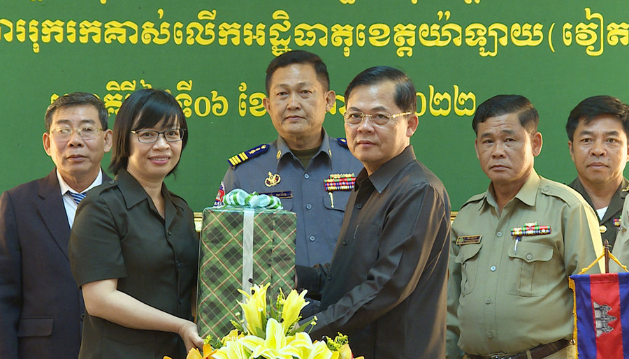 Phó Tỉnh trưởng, Trưởng Ban Chuyên trách tỉnh Ratanakiri Kith Try (bìa phải) tặng quà Phó Chủ tịch UBND tỉnh, Trưởng Ban Chuyên trách tỉnh Gia Lai Nguyễn Thị Thanh Lịch (bìa trái). Ảnh: Đoàn Bình