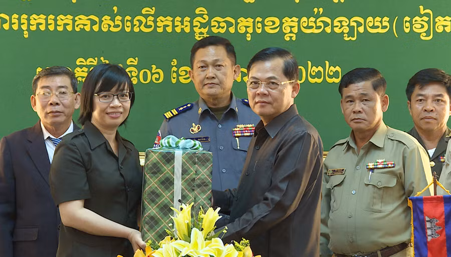 Phó Tỉnh trưởng, Trưởng Ban Chuyên trách tỉnh Ratanakiri Kith Try (bìa phải) tặng quà Phó Chủ tịch UBND tỉnh, Trưởng Ban Chuyên trách tỉnh Gia Lai Nguyễn Thị Thanh Lịch (bìa trái). Ảnh: Đoàn Bình