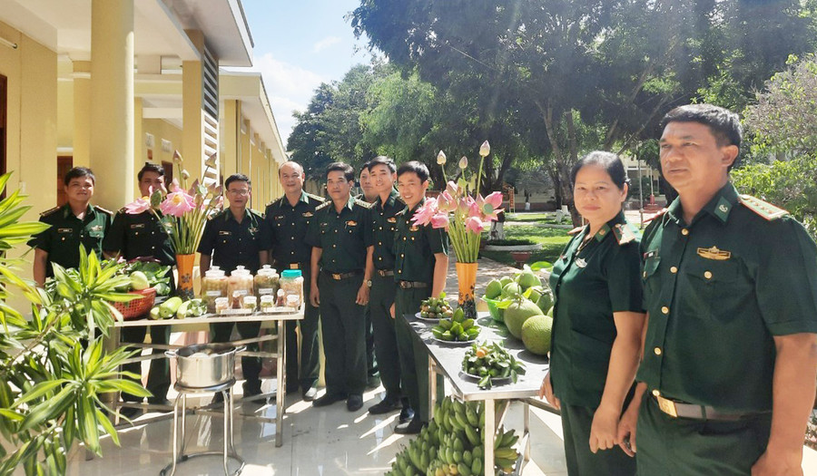 Những sản phẩm tăng gia của đơn vị được trưng bày tại hội nghị. Ảnh: Anh Huy Những sản phẩm tăng gia của đơn vị được trưng bày tại hội nghị. Ảnh: Anh Huy