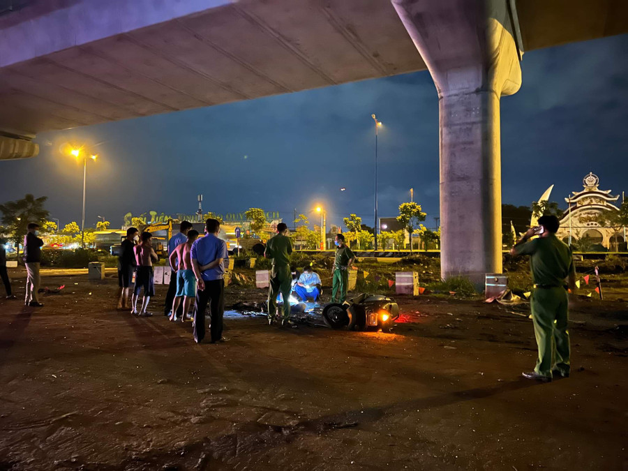 Công an khám nghiệm hiện trường. TRẦN DUY KHÁNH