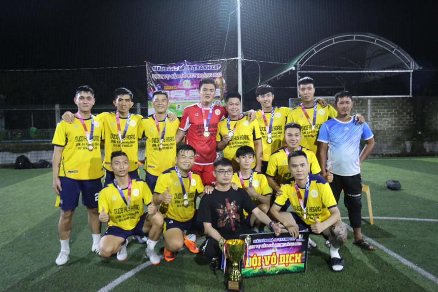 Đội bóng Dịch vụ Cầm đồ Huy Hoàng đã lên ngôi vô địch. Ảnh: Văn Ngọc