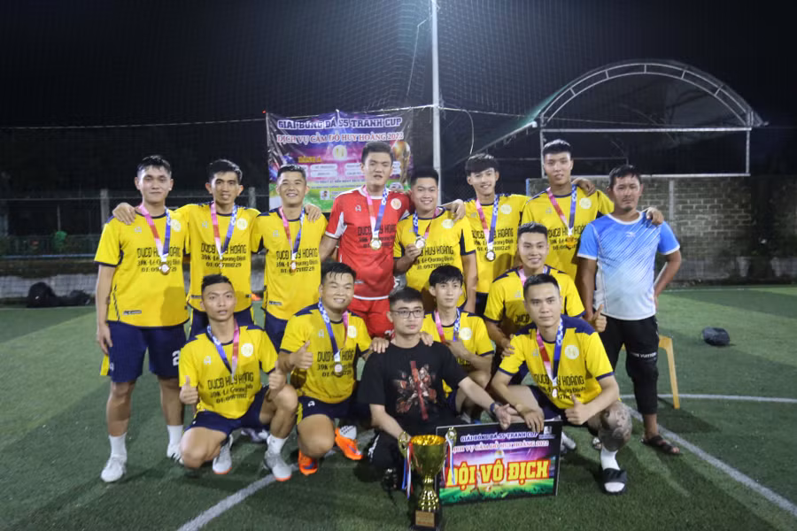 Đội bóng Dịch vụ Cầm đồ Huy Hoàng đã lên ngôi vô địch. Ảnh: Văn Ngọc