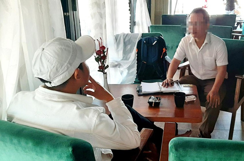 Một bị hại (đội nón) bị lừa đảo và trình báo sự việc với cơ quan chức năng. Ảnh: CD. Một bị hại (đội nón) bị lừa đảo và trình báo sự việc với cơ quan chức năng. Ảnh: CD.