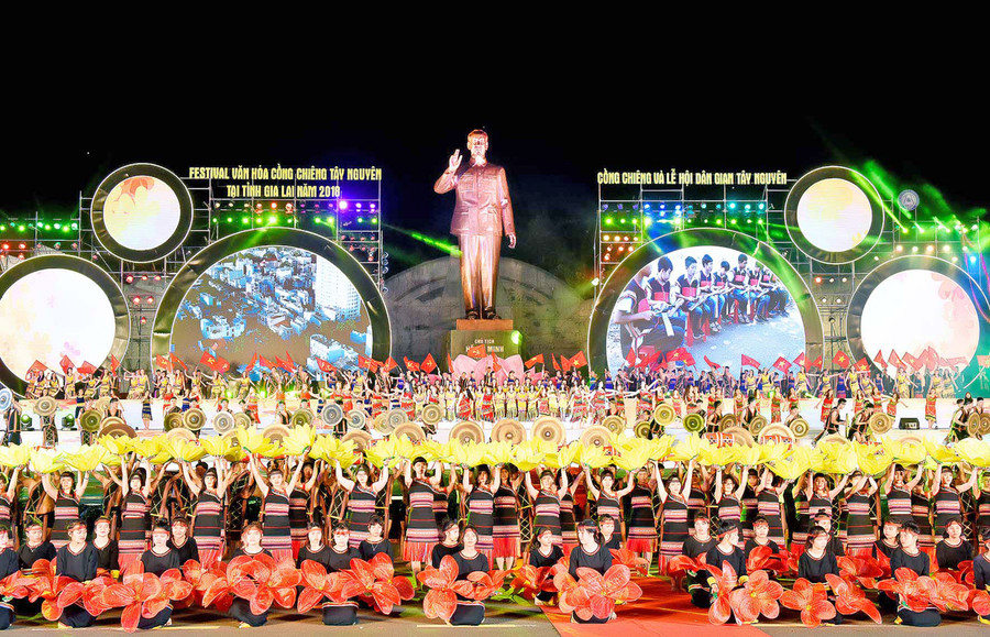 Khu vực trước Tượng đài Bác Hồ với các dân tộc Tây Nguyên là nơi tổ chức nhiều sự kiện văn hóa lớn của tỉnh. Ảnh: Đ.T