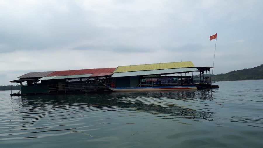 Du khách có thể tham quan khu nuôi trồng thuỷ sản của các hộ dân trên lòng hồ.