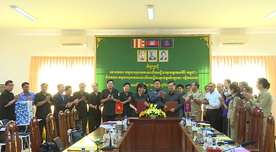 an Chuyên trách tỉnh Gia Lai ký kết quy chế phối hợp với Ban Chuyên trách tỉnh Ratanakiri. Ảnh: Đoàn Bình