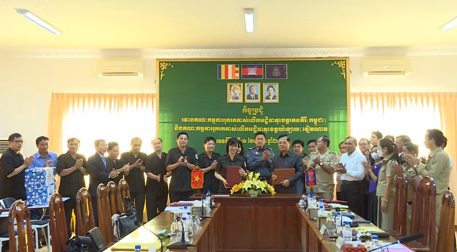 an Chuyên trách tỉnh Gia Lai ký kết quy chế phối hợp với Ban Chuyên trách tỉnh Ratanakiri. Ảnh: Đoàn Bình