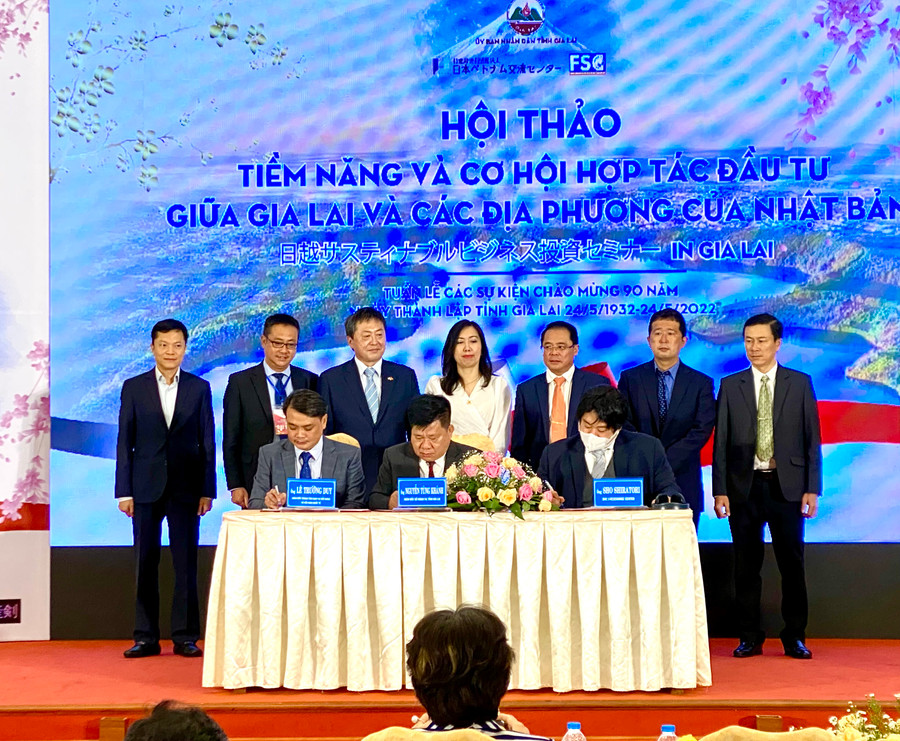 Sở Ngoại vụ tỉnh Gia Lai-Trung tâm Dịch vụ Đối ngoại và Hội nghị Quốc tế và Trung tâm giao lưu Nhật-Việt ký kết hợp tác chiến lược. Ảnh: Hà Duy