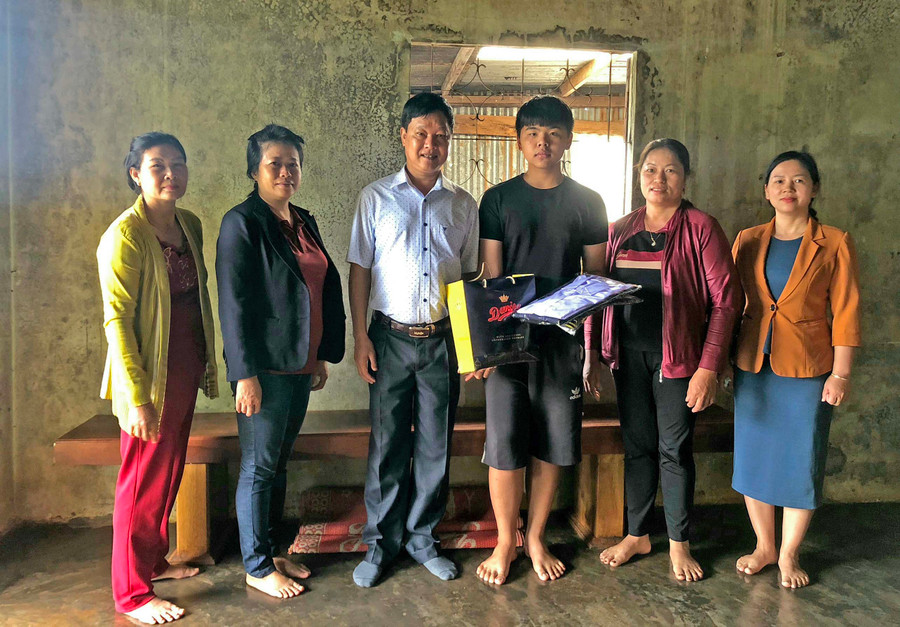 Đoàn đến thăm, tặng quà em Nguyễn Quốc Hậu (tổ dân phố 7, phường Yên Thế, TP. Pleiku), mồ côi cha do bệnh hiểm nghèo. Ảnh: Bá Bính Đoàn đến thăm, tặng quà em Nguyễn Quốc Hậu (tổ dân phố 7, phường Yên Thế, TP. Pleiku), mồ côi cha do bệnh hiểm nghèo. Ảnh: Bá Bính