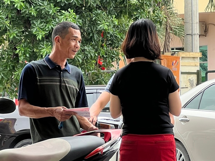 Một người dân đến hỏi vé trận bán kết giữa U.23 Việt Nam và U.23 Malaysia. Ảnh: Độc Lập