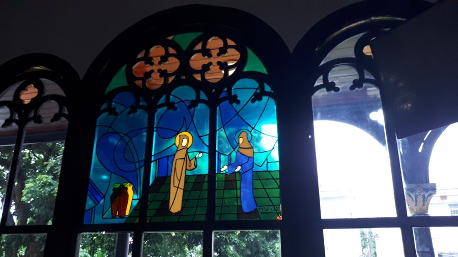 Tranh kính tại Nhà thờ gỗ Kon Tum khi có ánh sáng chiếu vào mang màu sắc huyền ảo.
