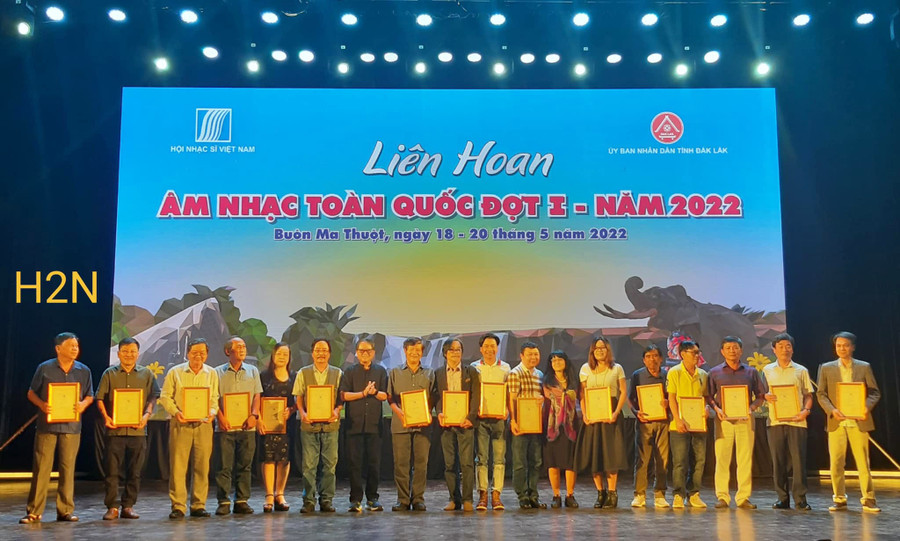 Ban tổ chức trao giải cho các tác giả có tác phẩm đạt giải. Ảnh: Đặng Công Hưng