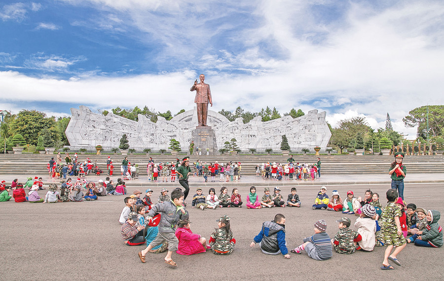 Quảng trường Đại Đoàn Kết trở thành nơi sinh hoạt, vui chơi của đông đảo người dân. Ảnh: N.L.V.Q