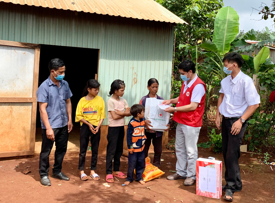 Ông Cao Xuân Nam-Phó Chủ tịch Hội Chữ thập đỏ tỉnh (áo đỏ) trao quà cho gia đình hộ nghèo tại xã Ia Bang, huyện Chư Prông trong Tháng Nhân đạo năm 2022. Ảnh: Như Nguyện