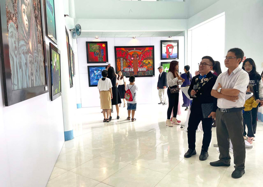 Người dân tham quan triển lãm tranh của họa sĩ Lê Hùng. Ảnh: Phương Duyên