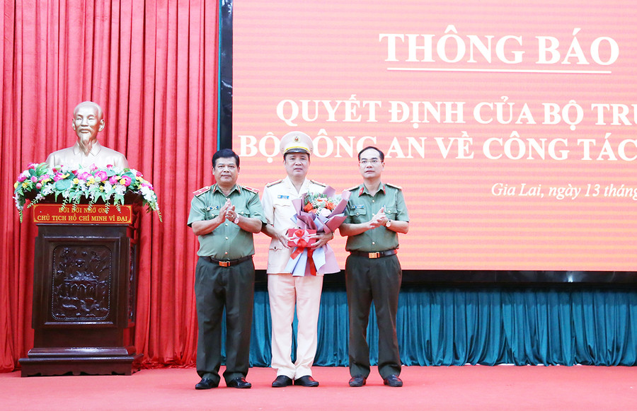 Thiếu tướng Rah Lan Lâm-Giám đốc Công an tỉnh và Đại tá Phạm Hữu Trường-Phó Bí thư Đảng ủy, Phó Giám đốc Công an tỉnh tặng hoa chúc mừng Đại tá Lê Văn Hà (giữa). Ảnh: Lê Ánh  Thiếu tướng, Tiến sĩ Rah Lan Lâm-Ủy viên Ban Thường vụ Tỉnh ủy, Bí thư Đảng ủy, Giám đốc Công an tỉnh và Đại tá Phạm Hữu Trường-Phó Bí thư Đảng ủy, Phó Giám đốc Công an tỉnh tặng hoa chúc mừng Đại tá Lê Văn Hà. Ảnh: Lê Ánh