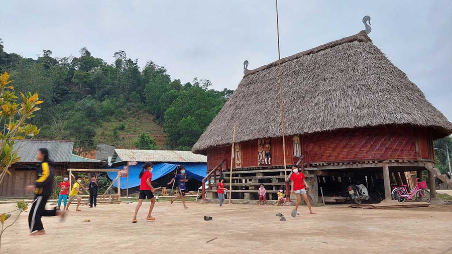 Nhà gươl đóng vai trò quan trọng trong đời sống của người Cơ Tu nhưng hiện đang bị biến dạng nặng nề. Ảnh: Hoàng Sơn Nhà gươl đóng vai trò quan trọng trong đời sống của người Cơ Tu nhưng hiện đang bị biến dạng nặng nề. Ảnh: Hoàng Sơn