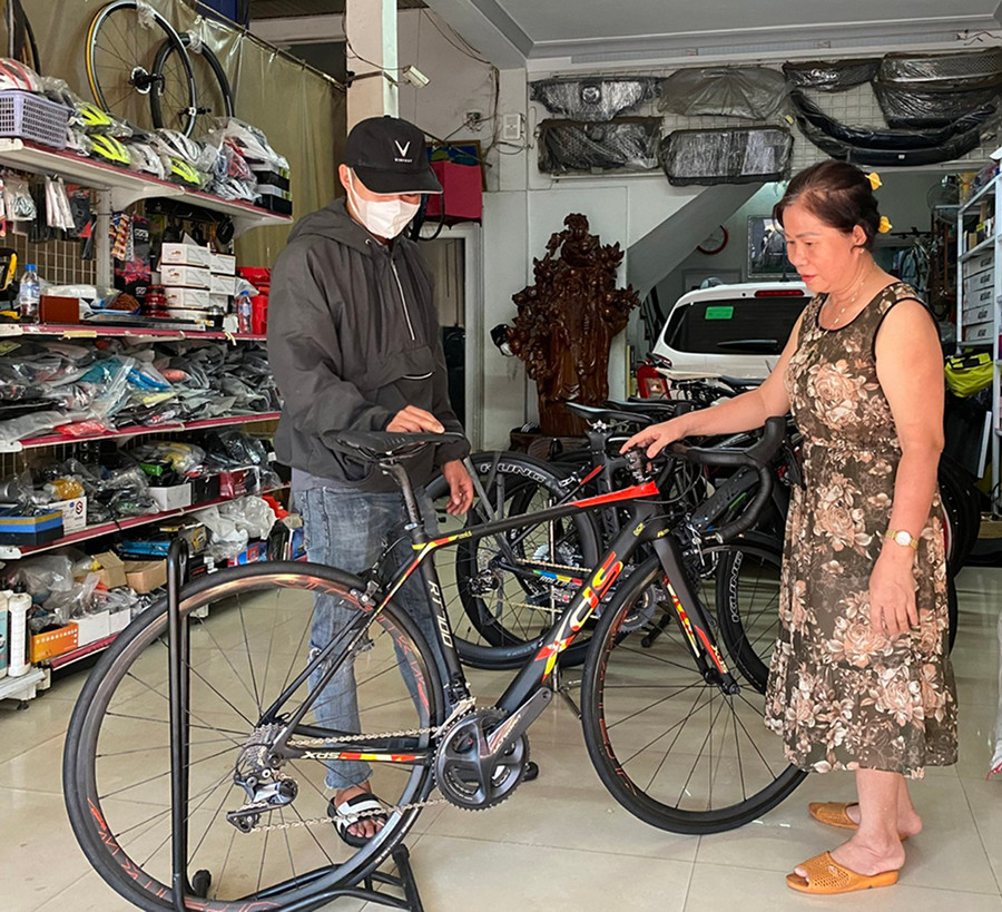 Khách hàng lựa chọn xe đạp thể thao tại cửa hàng Bicycle Sport (435 Hùng Vương, TP. Pleiku). Ảnh: Sơn Ca  Khách hàng lựa chọn xe đạp thể thao tại cửa hàng Bicycle Sport (435 Hùng Vương, TP. Pleiku). Ảnh: Sơn Ca