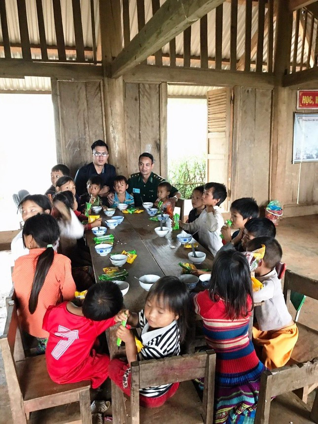 Thượng tá Đào Mạnh Tưởng, lúc đó còn là Trung tá, Chính trị viên Đồn Biên phòng Cửa khẩu Lóng Sập cùng với các cháu học sinh mầm non và tiểu học tại điểm trường Buốc Pát.