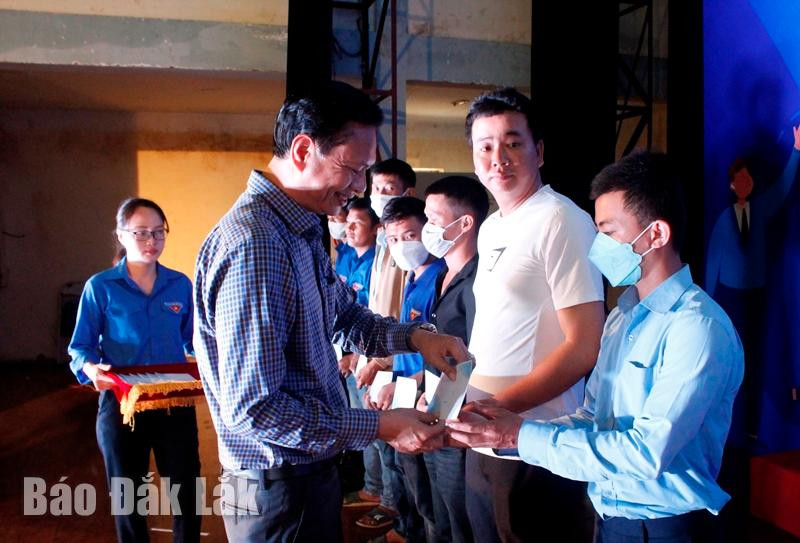 Đại diện Hội Doanh nhân trẻ tỉnh trao quà cho các thanh niên công nhân. Đại diện Hội Doanh nhân trẻ tỉnh trao quà cho các thanh niên công nhân.