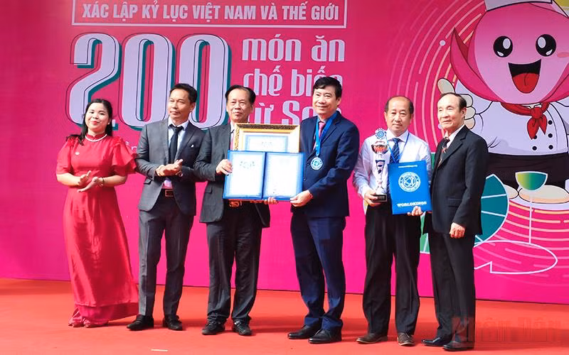 Lãnh đạo UBND tỉnh Đồng Tháp nhận Bằng “Xác lập kỷ lục thế giới, tỉnh Đồng Tháp - nơi tổ chức sự kiện chế biến và công diễn các món ăn được làm từ sen nhiều nhất thế giới”. 