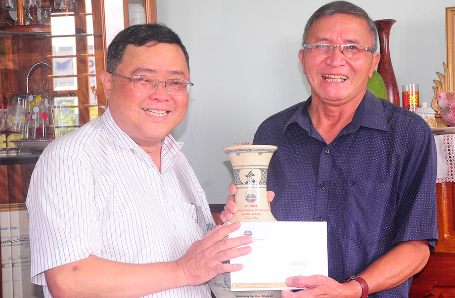 Phó Chủ nhiệm Ủy ban Kiểm tra Tỉnh ủy tặng quà nguyên Chủ nhiệm Ủy ban Kiểm tra Tỉnh ủy Ksor Keng. 