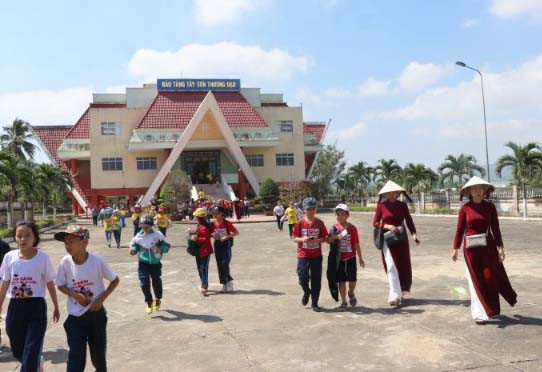 Hầu hết các trường học trên địa bàn thị xã An Khê đã triển khai thực hiện tổ chức cho học sinh tham quan khu di tích lịch sử Tây Sơn Thượng đạo. Ảnh: Ngọc Minh