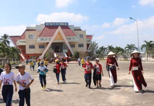 Hầu hết các trường học trên địa bàn thị xã An Khê đã triển khai thực hiện tổ chức cho học sinh tham quan khu di tích lịch sử Tây Sơn Thượng đạo. Ảnh: Ngọc Minh