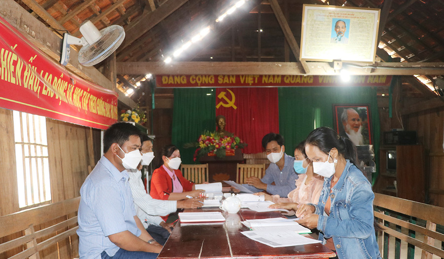 Buổi sinh hoạt của Chi bộ thôn 1 (xã Đông, huyện Kbang). Ảnh: Ngọc Minh Buổi sinh hoạt của Chi bộ thôn 1 (xã Đông). Ảnh: Ngọc Minh