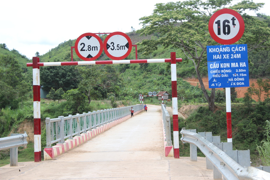 Cầu Kon Ma Ha được Nhà nước đầu tư xây dựng giúp người dân đi lại thuận tiện. Ảnh: Nguyễn Diệp