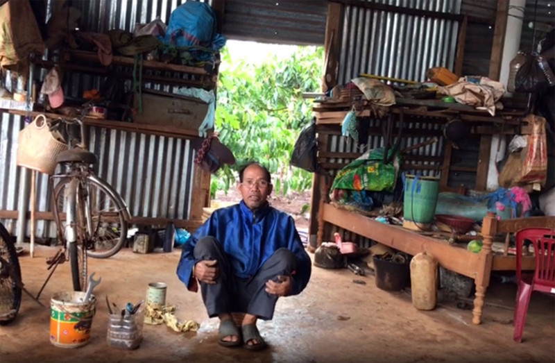 Ông Ksor Hir trong tiệm sửa xe của gia đình. Ảnh: Hương Giang.