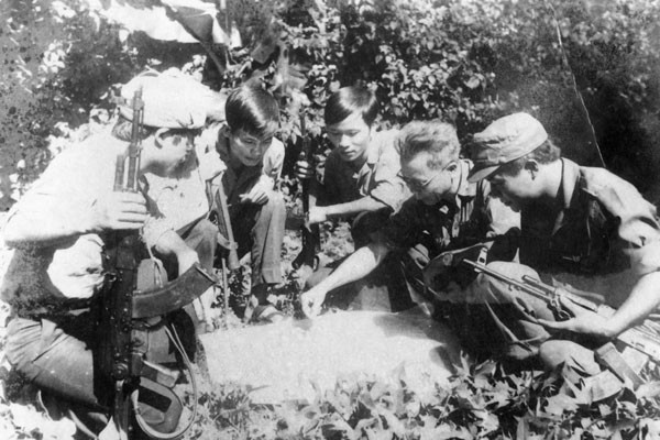 Lực lượng An ninh Gia Lai bàn kế hoạch đảm bảo an ninh trật tự vùng giải phóng. Ảnh: Tư liệu