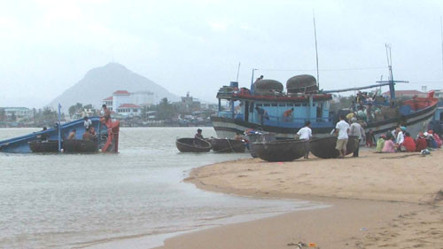 Cứu hộ tàu cá mắc cạn