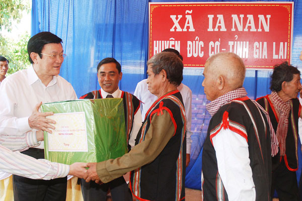 Chủ tịch nước tặng quà cho các già làng tại xã Ia Nan, huyện Đức Cơ. Chủ tịch nước tặng quà cho các già làng tại xã Ia Nan, huyện Đức Cơ.