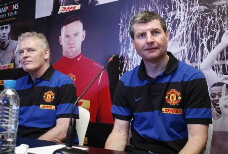 Cựu danh thủ Dennis Irwin trả lời phỏng vấn báo chí Việt Nam Cựu danh thủ Dennis Irwin trả lời phỏng vấn báo chí Việt Nam