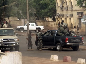 Các binh sỹ Mali trên đường phố Bamako ngày 21/3.