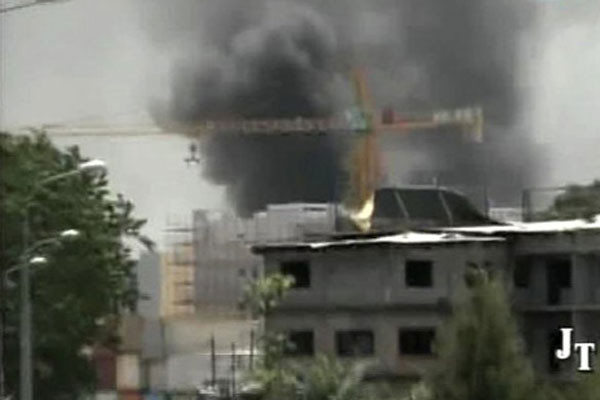 Khói mù mịt sau vụ nổ kho vũ khí.